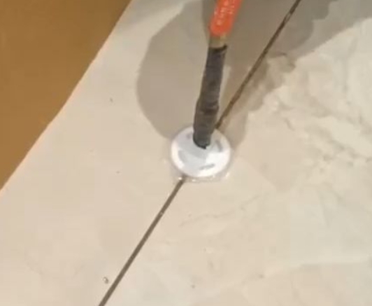 丰宁瓷砖空鼓维修公司专业解答瓷砖在铺贴过程中，如果没有涂抹均匀到位的粘结材料（如水泥砂浆或瓷砖胶），可能会导致以下问题
